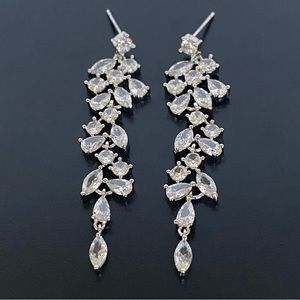 NEW Bridal/Bridesmaid/Wedding Cubic Zirconia Leaf Dangle Drop Silver Earrings.